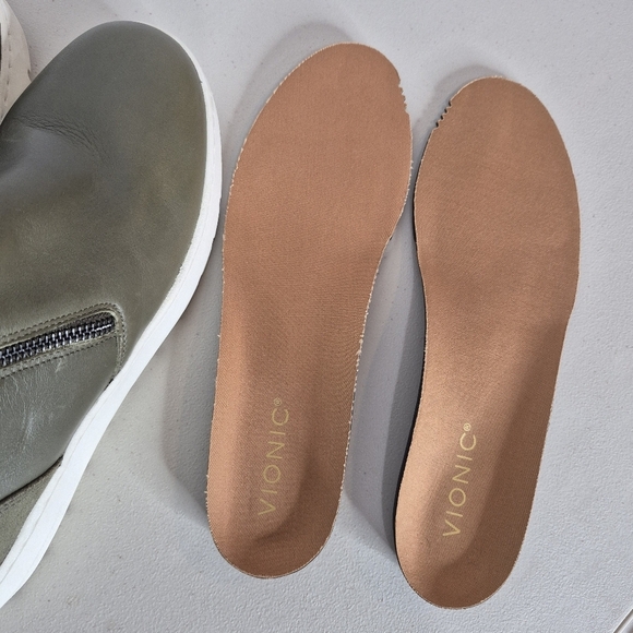 Vionic Brinkely Ankle Bootie - Size 8 - Picture 13 of 16